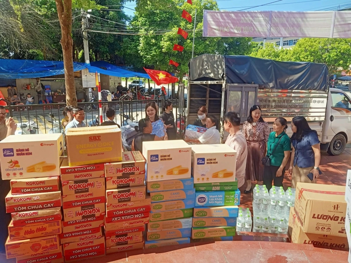 Người dân phường Đức Xuân (Thái Nguyên) ủng hộ nhu yếu phẩm chuyển đến vùng lũ - Ảnh: Kim Quỳnh