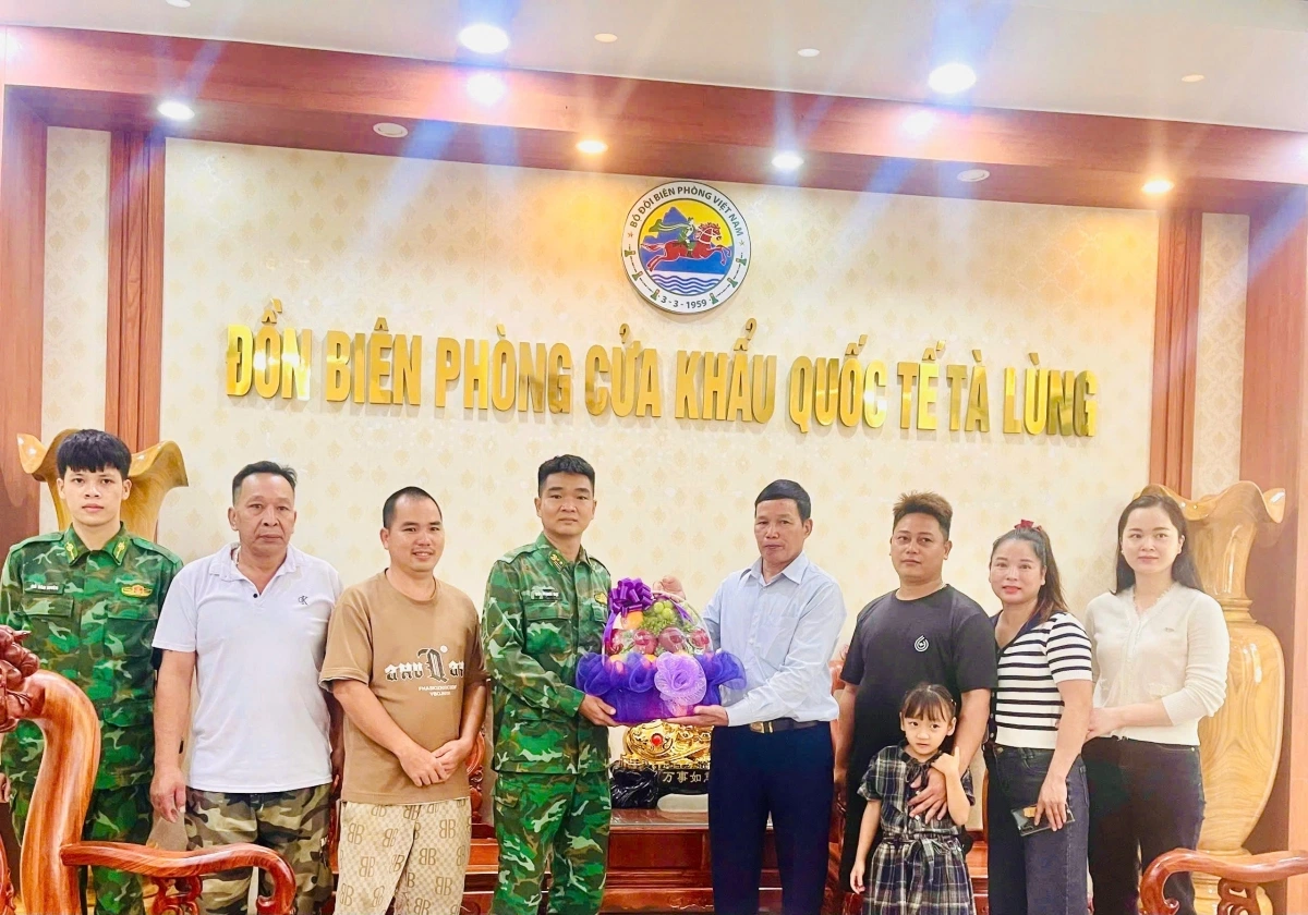 Người dân xóm Tân Thịnh, xã Phục Hoà thăm hỏi, cảm ơn cán bộ chiến sĩ đồn Biên phòng cửa khẩu Quốc tế Tà Lùng - Cao Bằng