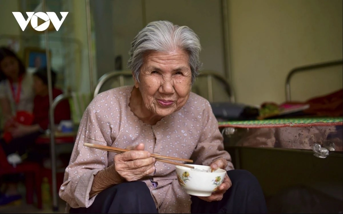 Việt Nam hiện có khoảng 16 triệu người cao tuổi là nhóm dễ bị tổn thương trong xã hội số (Ảnh minh họa)