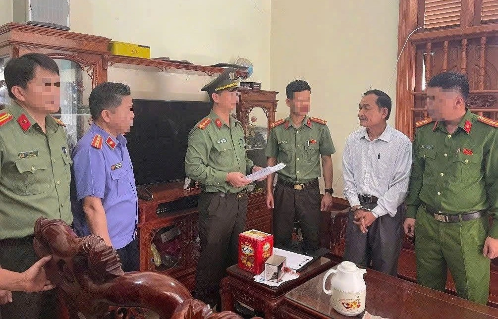 Cơ quan chức năng tống đạt Quyết định khởi tố và Lệnh bắt bị can để tạm giam đối với đối tượng Nguyễn Duy Niệm (áo trắng).