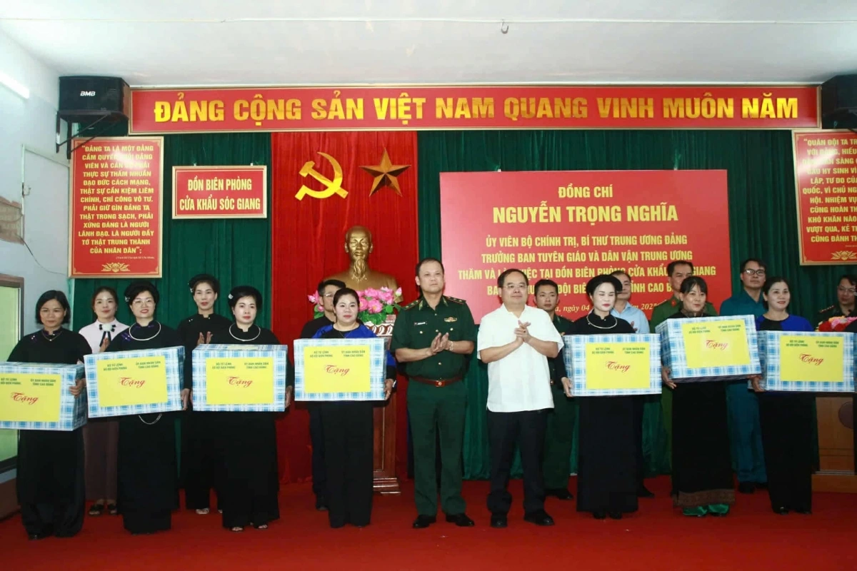 Ông Quản Minh Cường và Trung tướng Nguyễn Anh Tuấn trao quà tặng các cơ quan, đơn vị trên địa bàn xã Trường Hà, tỉnh Cao Bằng.
