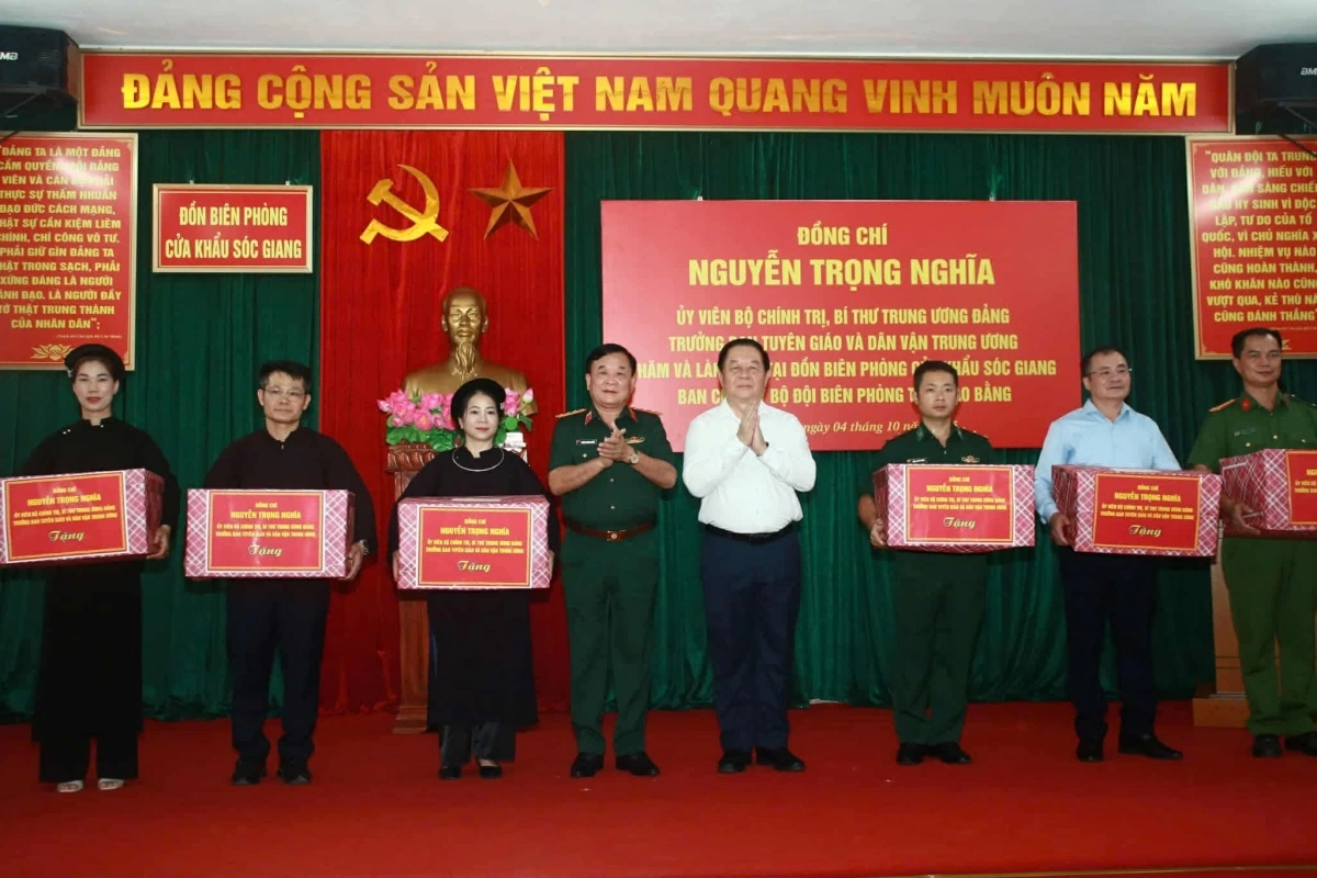 Trưởng ban Tuyên giáo và Dân vận Trung ương Nguyễn Trọng Nghĩa và Thượng tướng Hoàng Xuân Chiến trao quà tặng các cơ quan, đơn vị trên địa bàn xã Trường Hà, tỉnh Cao Bằng. 
