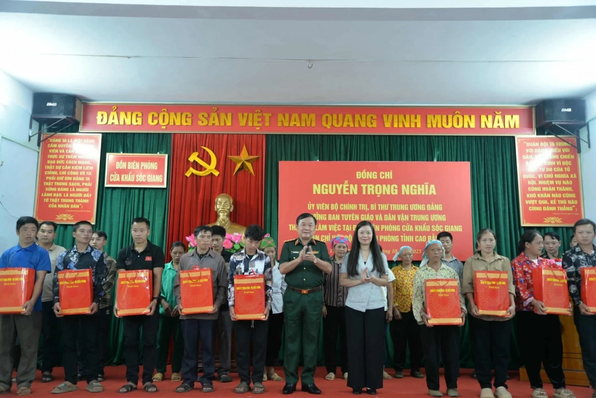 Thượng tướng Hoàng Xuân Chiến và bà Nguyễn Thị Thu Hiền, Phó chủ tịch Hội Liên hiệp Phụ nữ Việt Nam trao quà tặng các hộ gia đình có hoàn cảnh khó khăn, bị thiệt hại do cơn bão số 10 gây ra. 