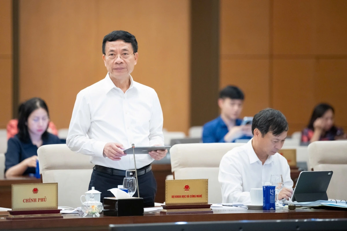 Bộ trưởng Bộ Khoa học và Công nghệ Nguyễn Mạnh Hùng giải trình, làm rõ một số nội dung của dự án Luật (Ảnh: Media Quốc hội)