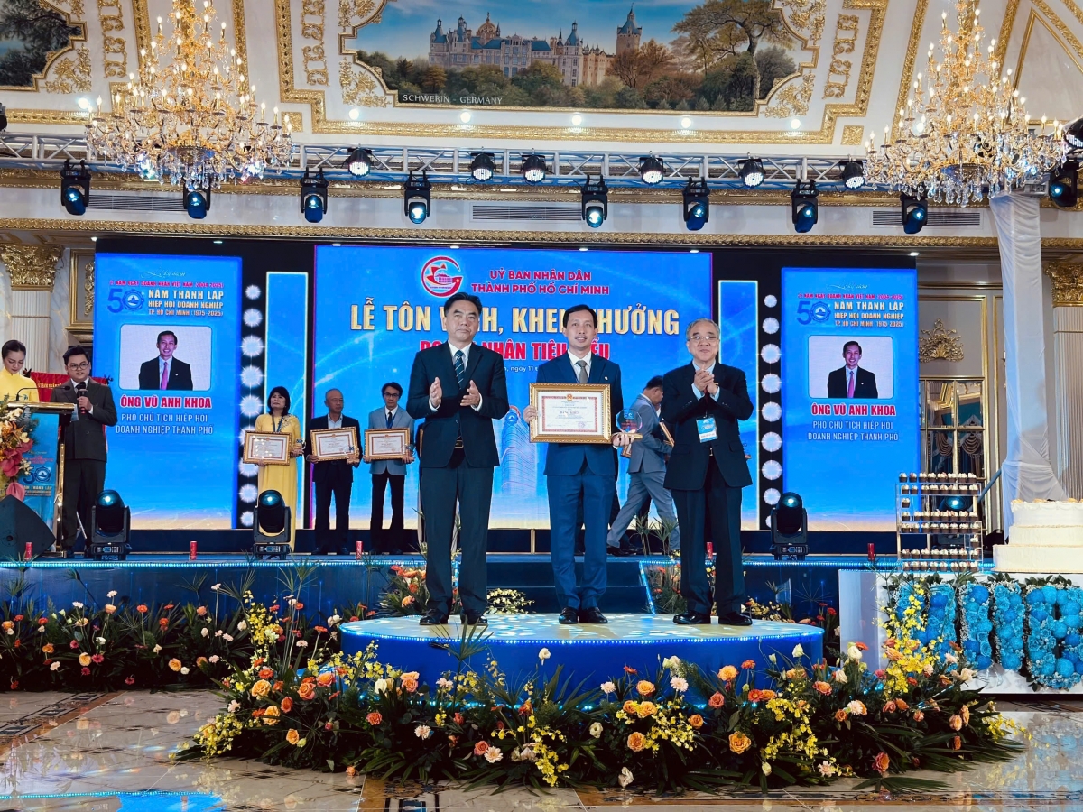 Ông Vũ Anh Khoa – đại diện thế hệ doanh nhân TP.HCM năng động, sáng tạo, trách nhiệm – vinh dự đón nhận Bằng khen của UBND Thành phố