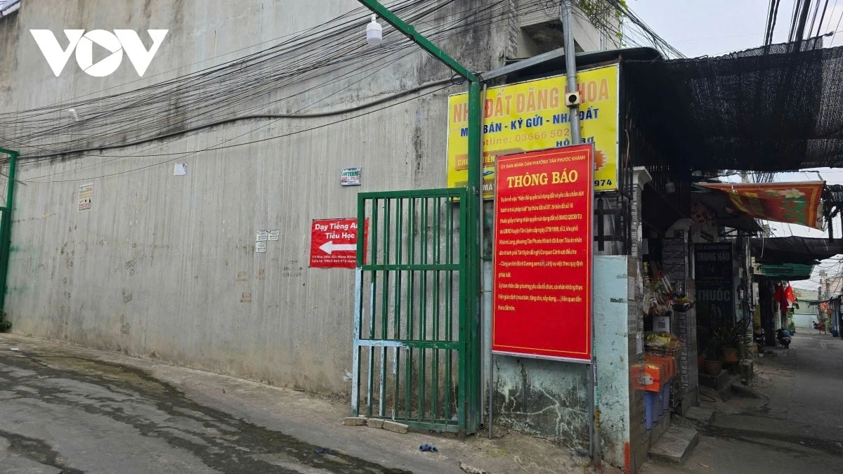 UBND phường cắm bảng thông báo ngay trước khu đất đang tranh chấp