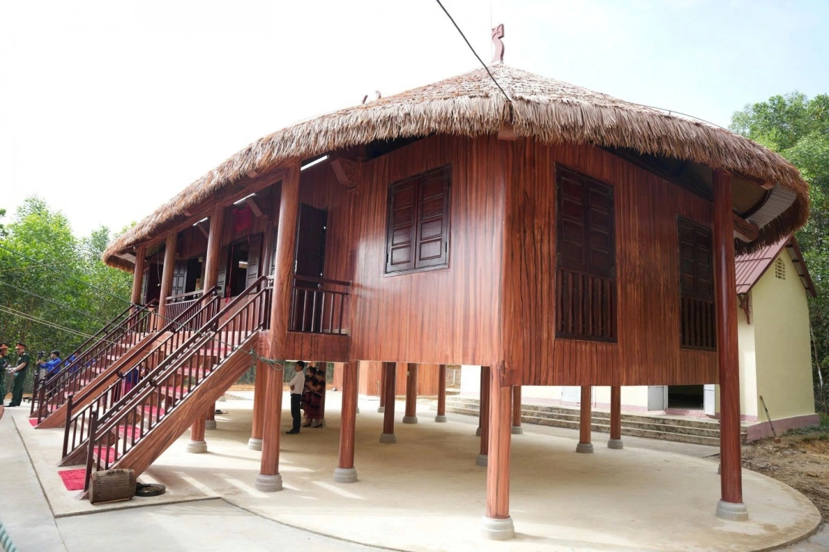 Nhà văn hóa cộng đồng kết hợp tránh lũ cho bà con miền núi tại thôn A Đên