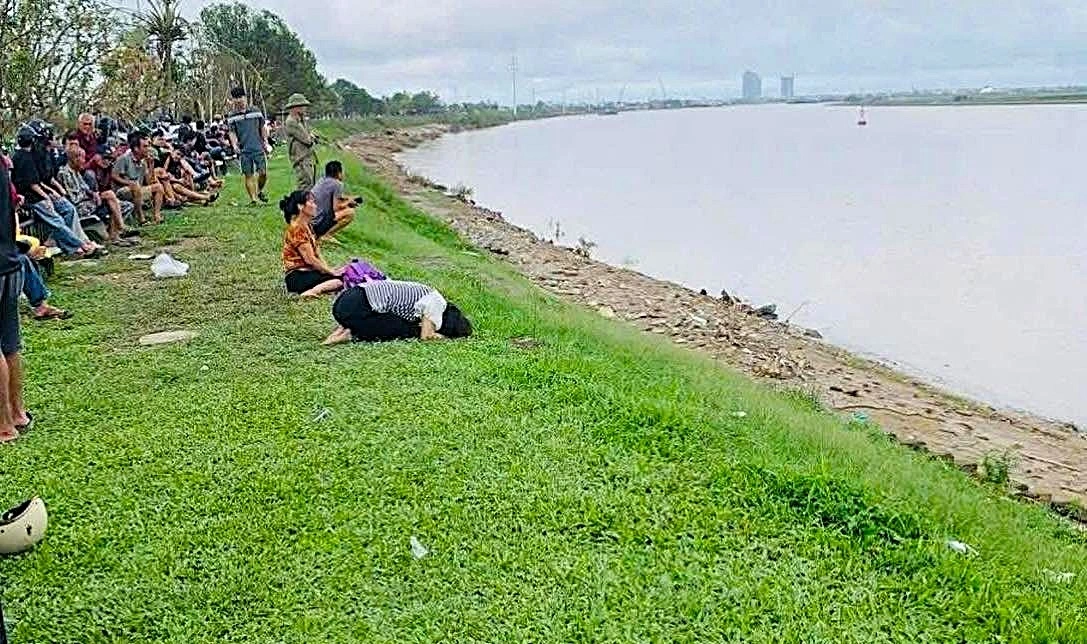 Người thân gào khóc bên sông Lam vụ 3 bố con tử vong sau khi nhảy cầu Bến Thủy 1.