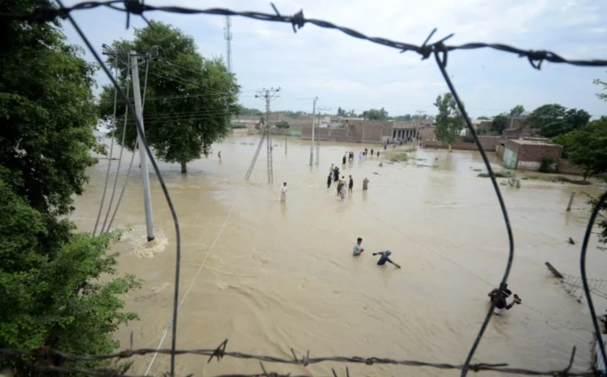 Những người dân phải di dời khỏi khu vực bị ngập lụt ở Peshawar, Pakistan. Ảnh Getty