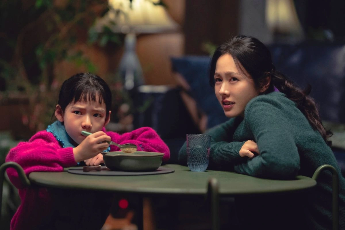Son Ye-jin vào vai người vợ tên Mi-ri trong “No Other Choice” (Ảnh: CJ ENM)