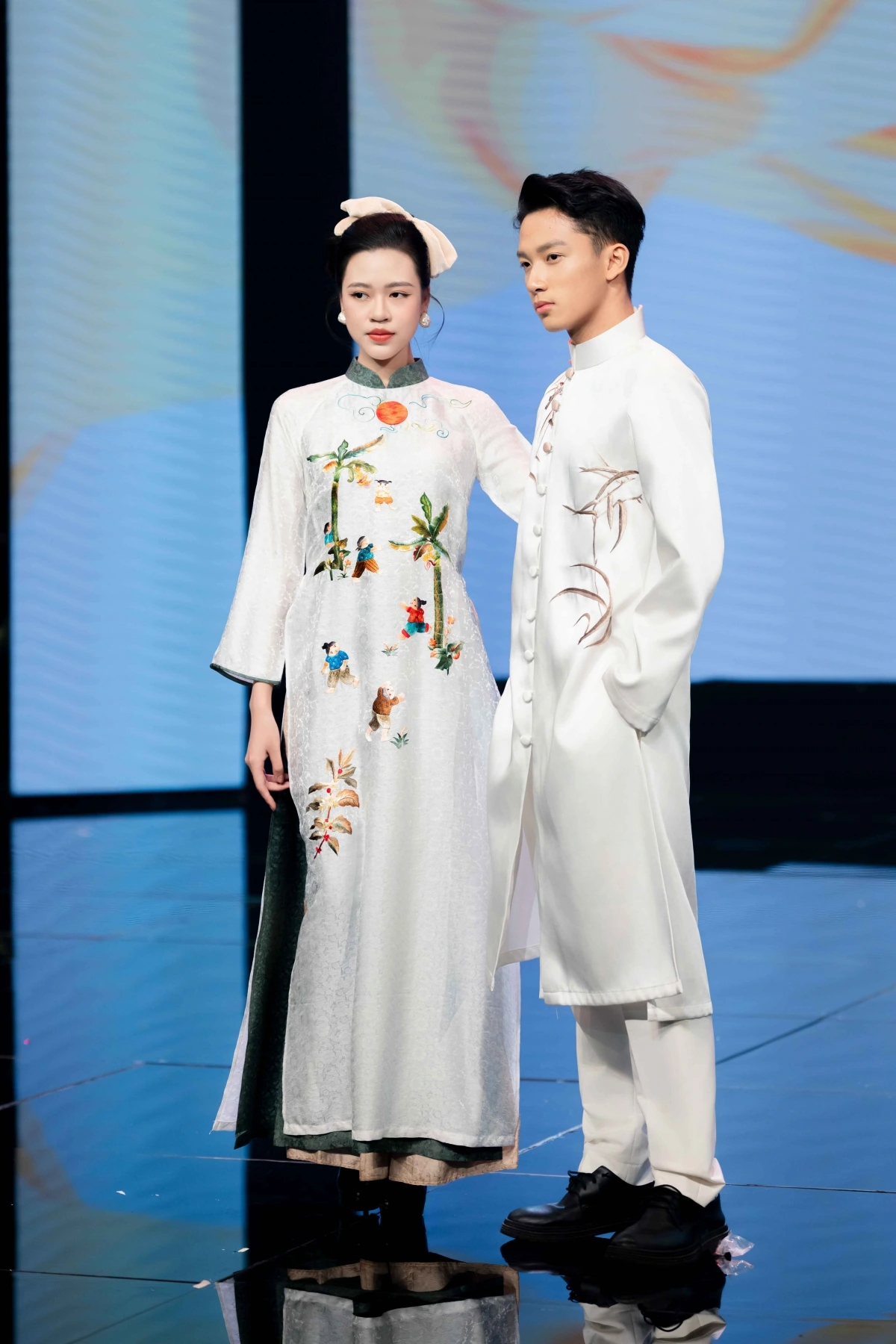 Sơn Tùng lần đầu catwalk trong áo dài, mang đến nét trẻ trung cho sàn diễn.
