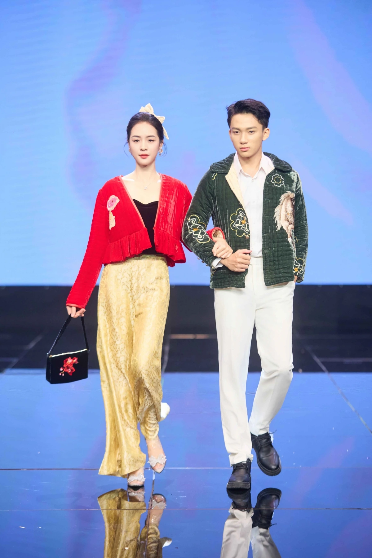 Sơn Tùng (Viễn trong phim "Cách em 1 milimet) tham gia trình diễn BST "Tơ xưa"