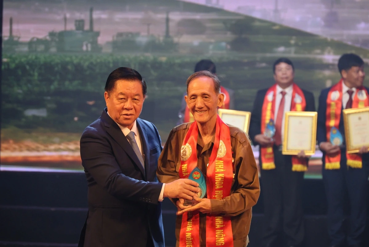 Ông Đoàn Văn Khanh, Giám đốc doanh nghiệp tư nhân Long Thuận nhận được nhiều giải thưởng danh giá trong kinh doanh rất tin tưởng vào Đại hội Đảng toàn quốc sắp tới.