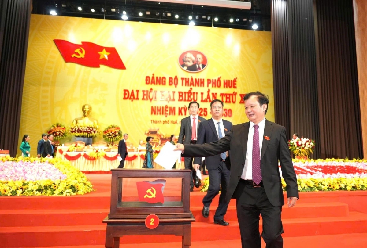 Đoàn Chủ tịch bỏ phiếu bầu Ban Chấp hành khóa XVII