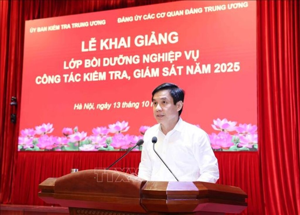 Phó Bí thư Đảng ủy, Chủ nhiệm Uỷ ban Kiểm tra Đảng uỷ Các cơ quan Đảng Trung ương Nguyễn Quang Trường,  phát biểu khai giảng. Ảnh TTXVN