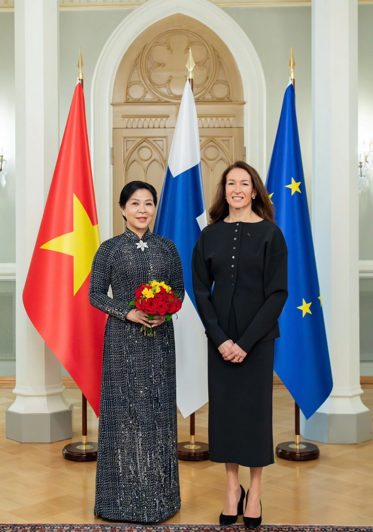 Phu nhân Ngô Phương Ly cùng Phu nhân Tổng thống Phần Lan Suzanne Innes-Stubb đã đến thăm Thư viện Trung tâm Oodi tại thủ đô Helsinki, Phần Lan.