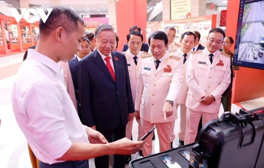 Party General Secretary To Lam visits an exhibition area at the congress. He underlines the need to consolidate overall strength to safeguard security and order, strive for breakthroughs in developing a self-reliant, dual-use, and modern security industry, thereby laying the foundation for strengthening security potential and enhancing the capacity to protect national security and social order, and to build and defend the Fatherland.
