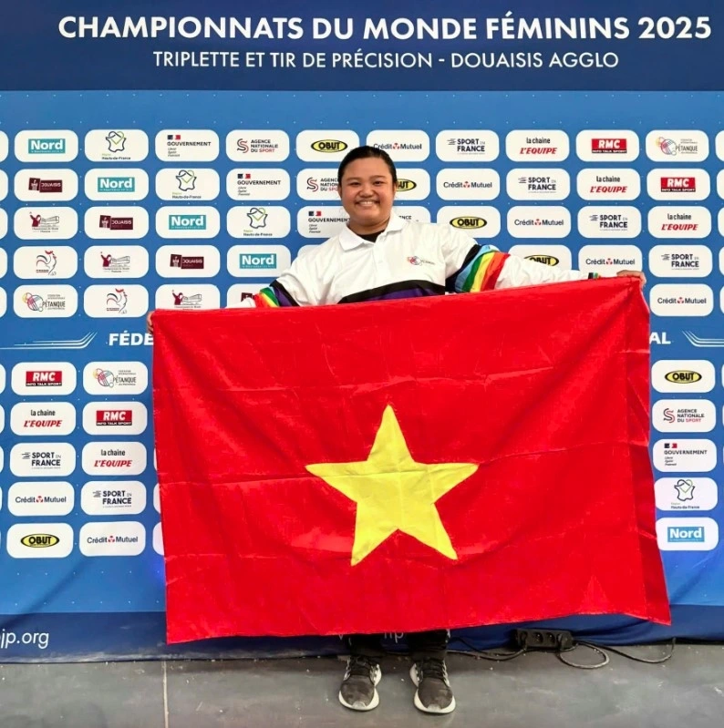 Le Ngoc Nhu Y, a member of Vietnam 2 team, wins a gold medal in the 2025 Women’s World Pétanque Championship. (Image source: HCM City's Department of Culture and Sports)