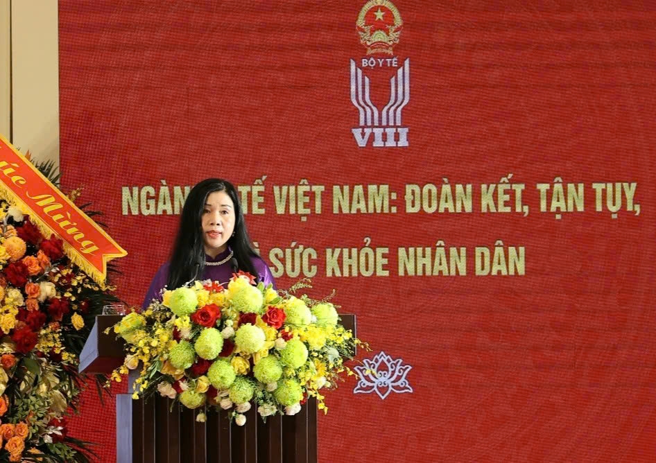 PGS.TS Phan Lê Thu Hằng - Phó Vụ trưởng Vụ Kế hoạch - Tài chính, Bộ Y tế trình bày tham luận