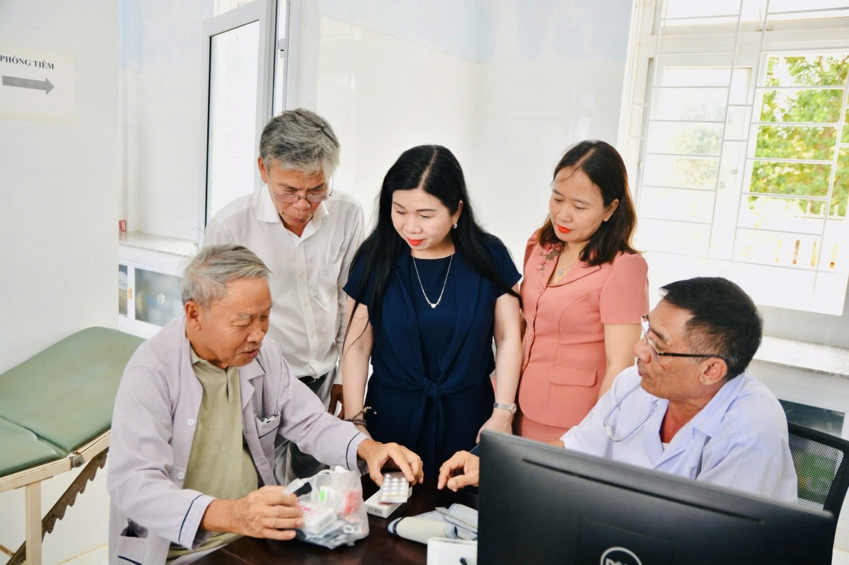 PGS.TS Phan Lê Thu Hằng hỏi thăm người dân đến thăm khám, theo dõi sức khỏe tại một trạm y tế ở Quảng Trị