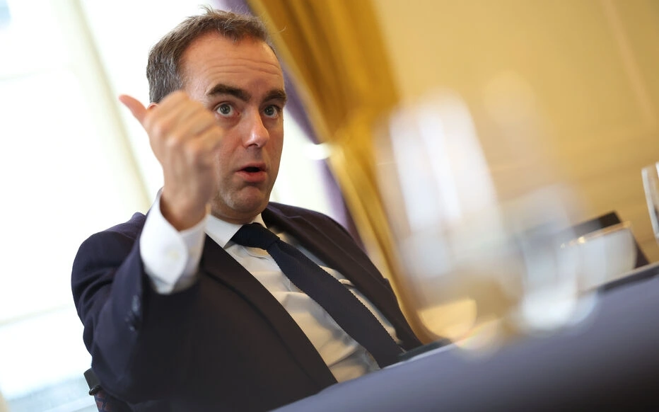 Ông Sébastien Lecornu có thể tăng cường gặp gỡ đại diện nghiệp đoàn và xã hội dân sự nhằm tái lập “cầu nối xã hội”. Ảnh: Le Parisien