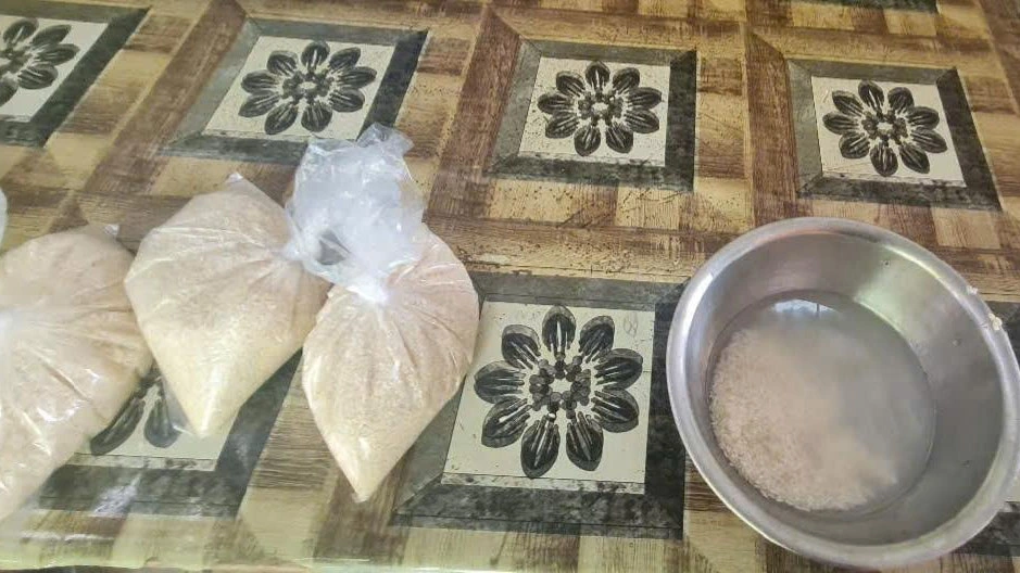 Đoàn kiểm tra liên ngành về an toàn vệ sinh thực phẩm tỉnh Hậu Giang cũ đã tiến hành kiểm tra nhanh loại gạo được phản ánh có dấu hiệu bất thường và lấy mẫu gạo gửi cơ quan chuyên môn kiểm tra, đánh giá. 