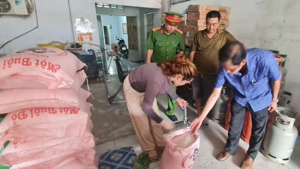 Đoàn kiểm tra liên ngành về an toàn thực phẩm của tỉnh Hậu Giang cũ tiến hành kiểm tra tại cơ sở kinh doanh bán gạo có dấu hiệu bất thường ở huyện Phụng Hiệp cũ 