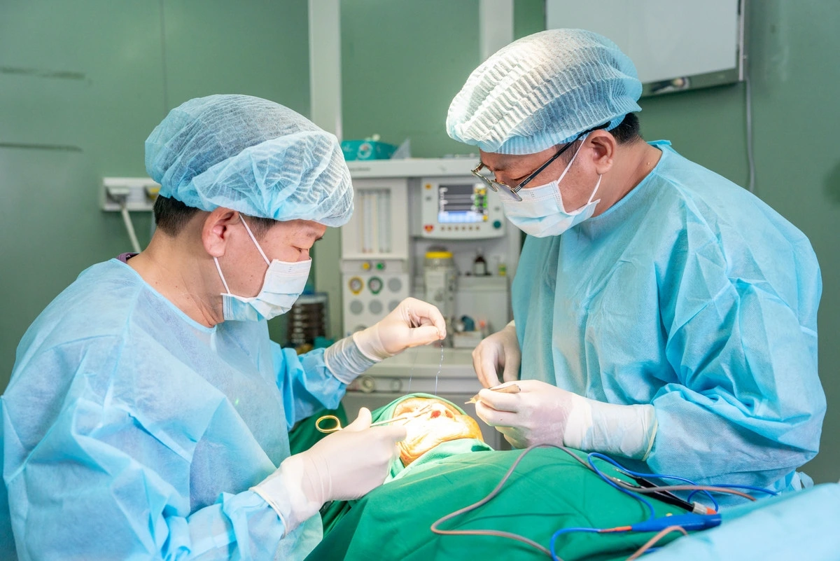 Bác sĩ khâu vết thương cho bệnh nhân (Ảnh BVCC)