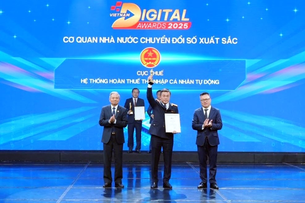 Phó Cục trưởng Lê Long đại diện cho Cục Thuế nhận giải thưởng vinh danh thuộc hạng mục “Cơ quan nhà nước chuyển đổi số xuất sắc”