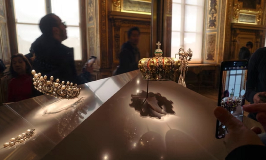 Phòng trưng bày Apollon, nơi lưu giữ các báu vật của hoàng gia Pháp tại bảo tàng Louvre. Ảnh: Shutterstock