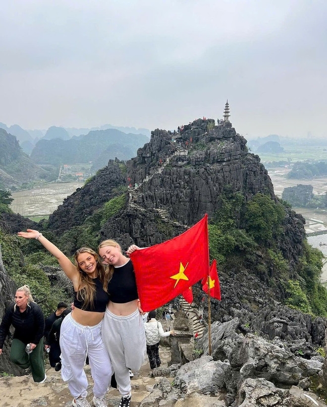Foreign visitors on the way to Hang Mua Cave in Ninh Binh province