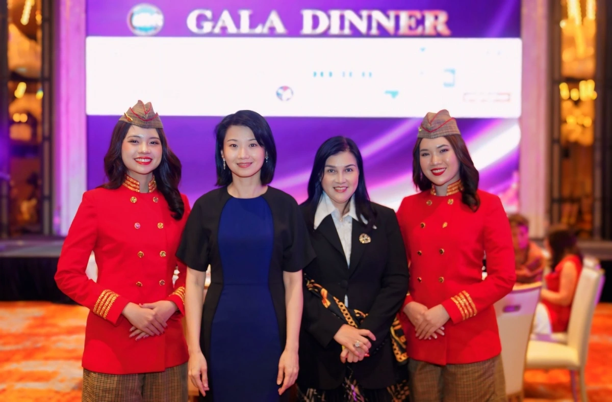 Bà Hồ Ngọc Yến Phương – Phó Tổng Giám đốc Tài chính, Thành viên HĐQT Vietjet (thứ 2 từ phải sang) và Bộ trưởng cấp cao Singapore Sun Xueling (thứ hai từ trái sang) tham dự Hội nghị Phụ nữ Hàng không Thế giới 2025 tại Singapore