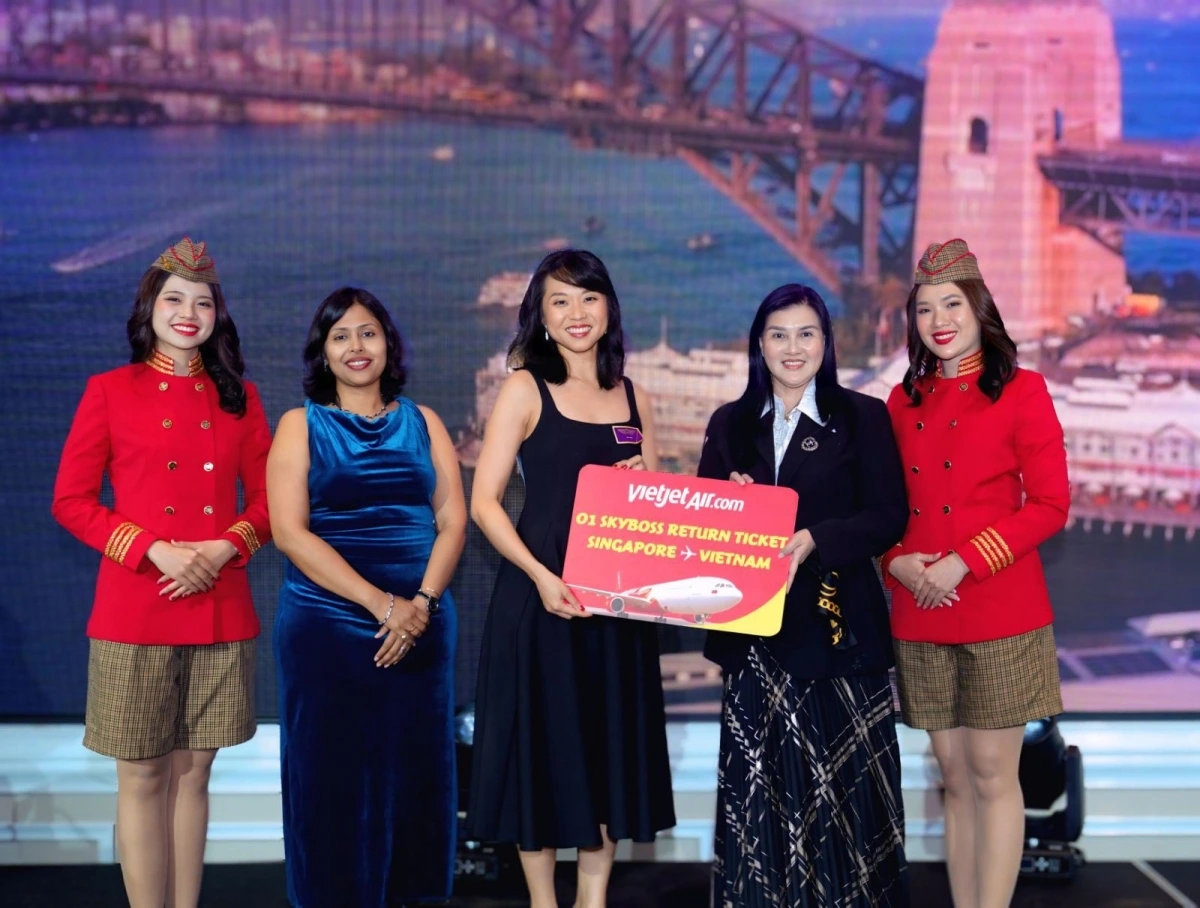 Vietjet trao tặng nhiều phần quà khích lệ những sáng kiến trao quyền cho phụ nữ tại Hội nghị