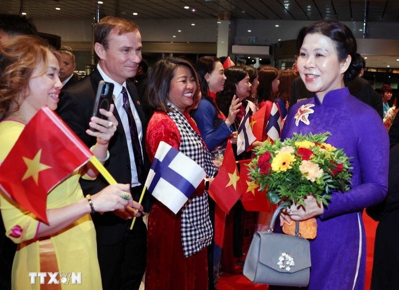 Chiều 21/10, Phu nhân Ngô Phương Ly đã đến thăm, dự giờ lớp học tiếng Việt tại Trường phổ thông liên cấp Vesala, thành phố Helsinki, Phần Lan. (Ảnh: TTXVN)