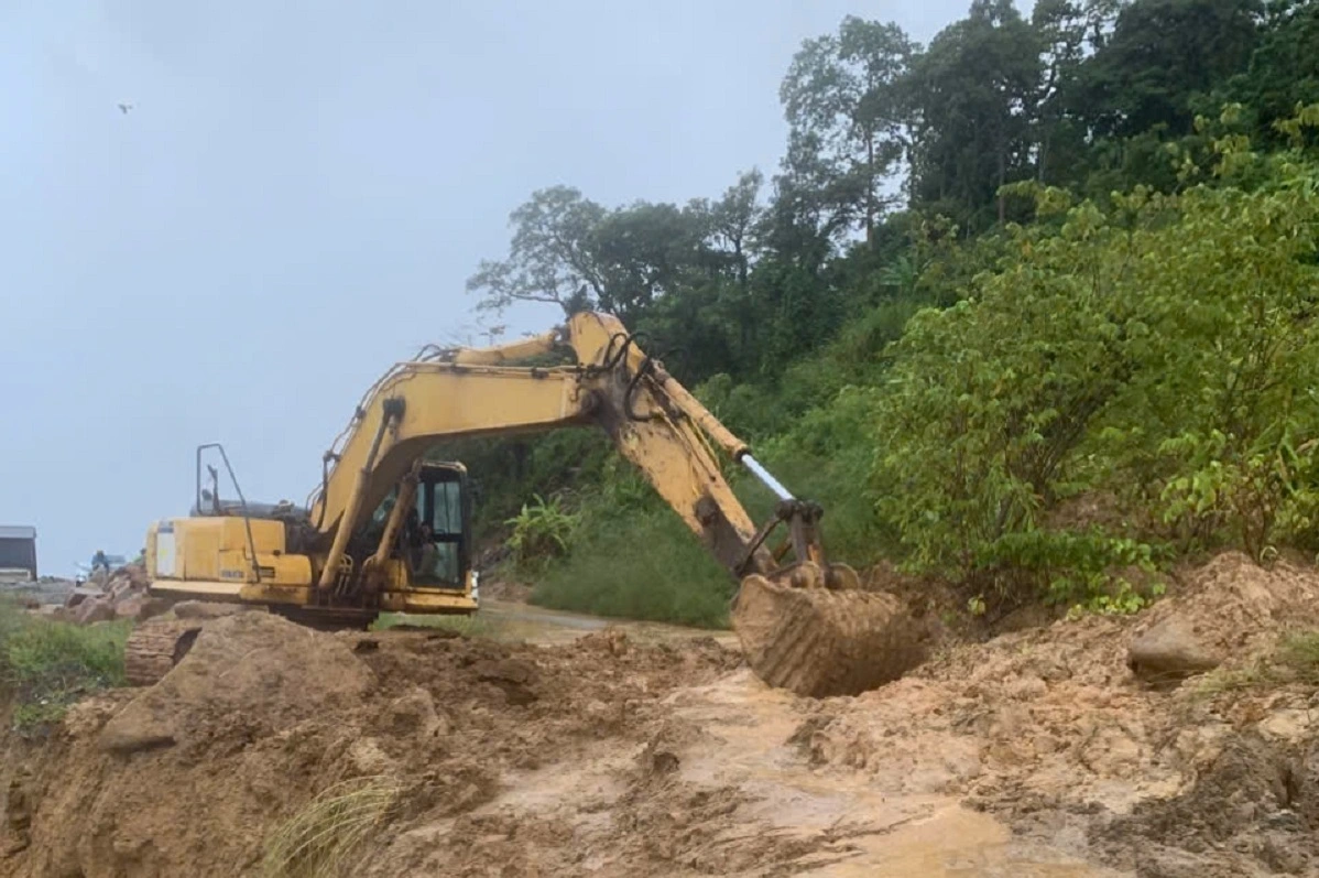 Phương tiện đang xử lý khối lượng đá, đất đổ xuống đường. Ảnh: D.T