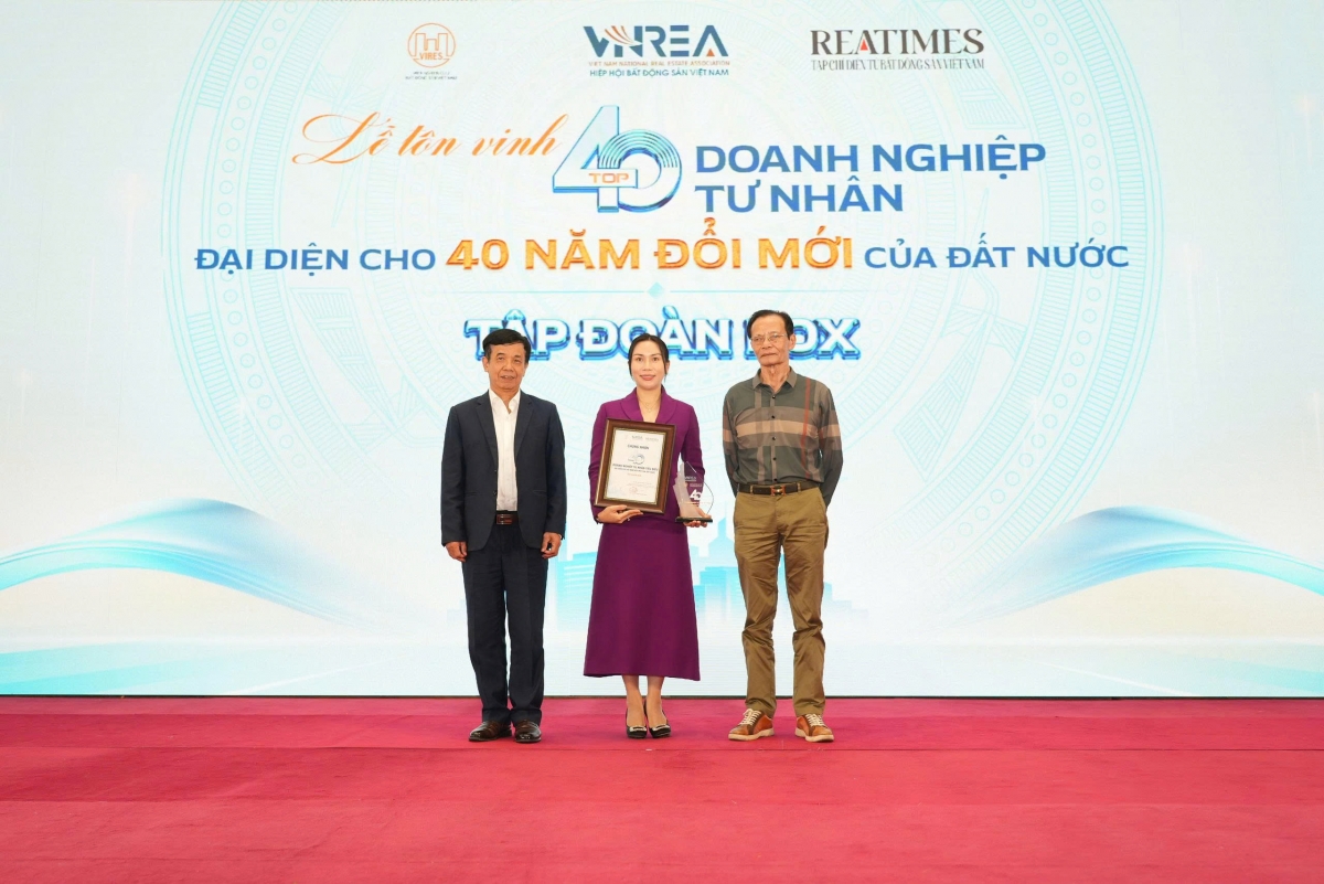 Bà Phạm Thị Vân Hà – Phó Chủ tịch HĐQT ROX Group nhận Cup và chứng nhận từ BTC