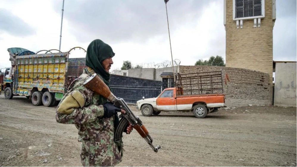 Một binh sỹ Taliban đứng gác tại biên giới với Afghanistan. (Nguồn: X)