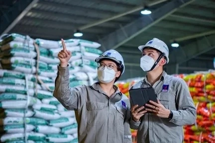 Kiểm tra kho hàng của Nhà máy NPK Phú Mỹ