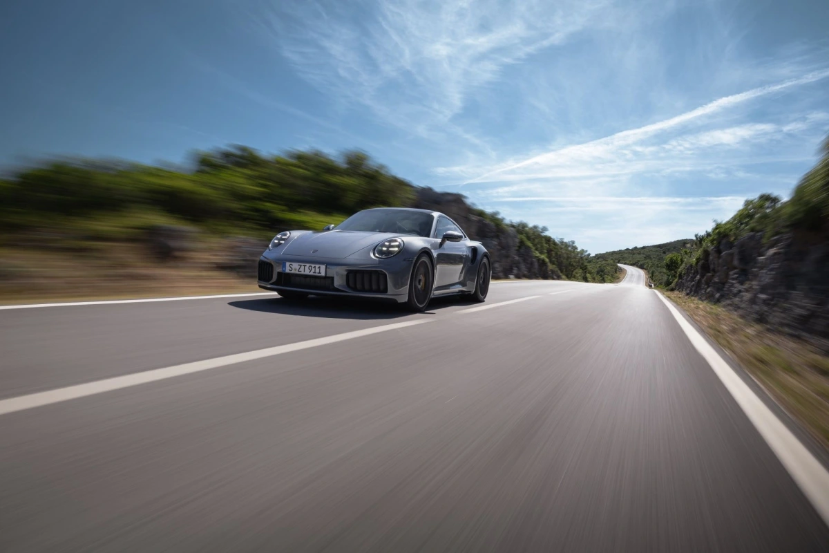 Cụ thể, trái tim của Porschce 911 Turbo S chính là hệ thống truyền động T-Hybrid hoàn toàn mới với công nghệ tăng áp kép. Xe sử dụng kiến trúc điện áp 400 V, với hai bộ tăng áp điện (eTurbo), giúp sức mạnh tổng hợp từ hệ thống này đạt 523 kW (711 PS) và mô-men xoắn cực đại 800 Nm.