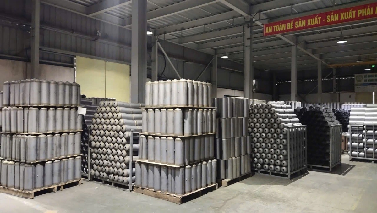 Lực lượng chức năng phát hiện số lượng rất lớn sản phẩm bình chữa cháy giả tại kho hàng của Công ty TNHH TOMOKEN Việt Nam. Ảnh: Công an Phú Thọ. 