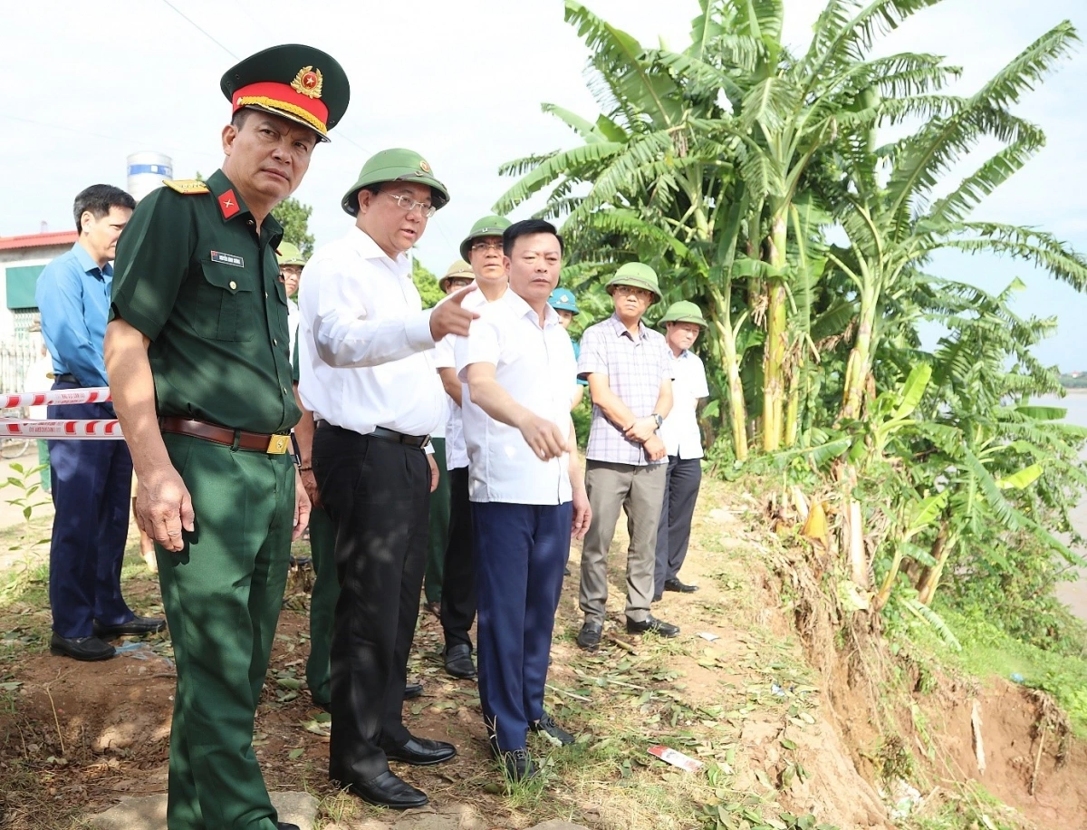 Đoàn lãnh đạo UBND tỉnh Phú Thọ kiểm tra tại khu vực sạt lở đê hữu Thao tại xã Tam Nông. Ảnh phutho.gov