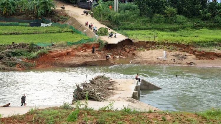 Nhiều tuyến đường trên địa bàn tỉnh Phú Thọ bị hư hỏng do bão lũ. Ảnh PTO