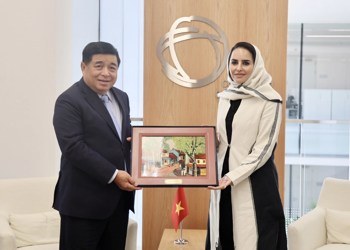 Phó Thủ tướng Nguyễn Chí Dũng tặng quà bà Deemah AIYahya, Tổng Thư ký DCO - Ảnh: VGP
