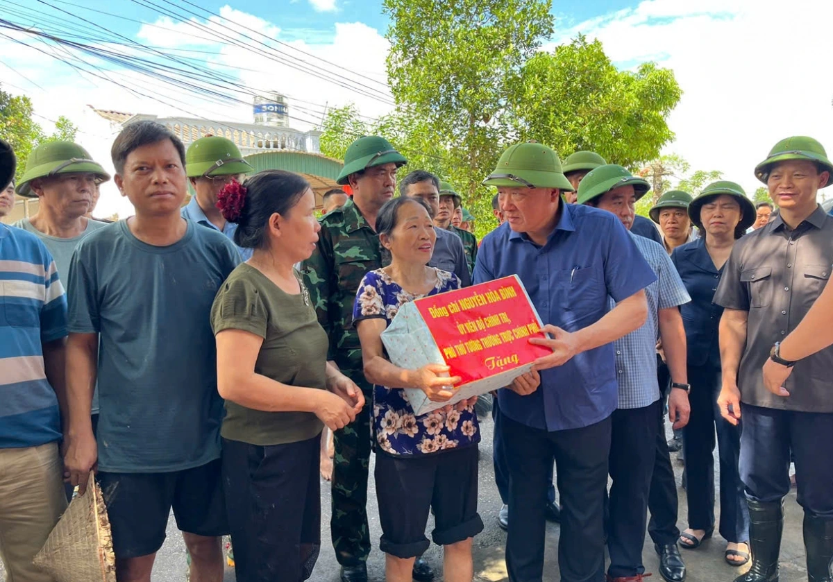 Phó Thủ tướng Thường trực Chính phủ Nguyễn Hoà Bình cùng lãnh đạo bộ, ngành và Bí thư Tỉnh uỷ Bắc Ninh Nguyễn Hồng Thái tặng quà cho người dân vùng lũ lụt xã Yên Thế (Ảnh: VGP)