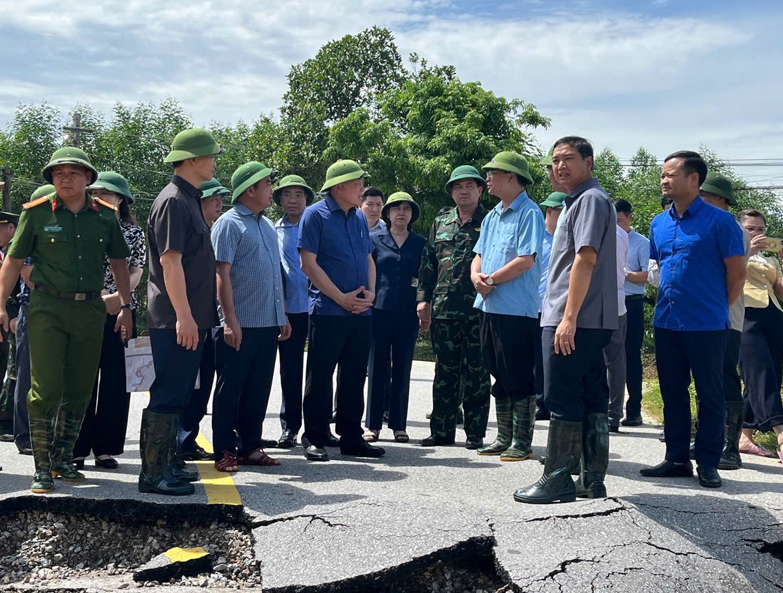 Phó Thủ tướng Thường trực Chính phủ Nguyễn Hoà Bình kiểm tra một điểm sạt lở nghiêm trọng do mưa lũ Ảnh: VGP