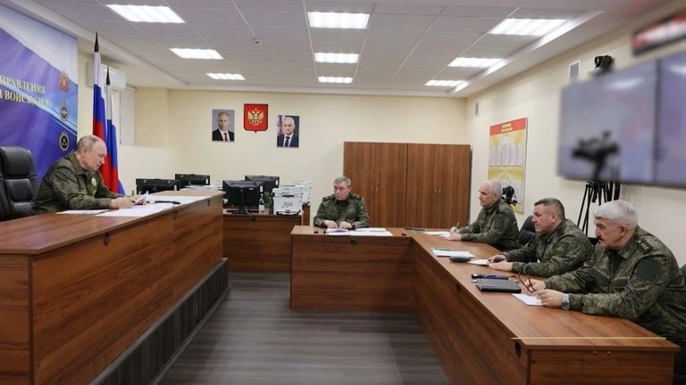 Tổng thống Putin thăm sở chỉ huy quân đội Nga. Ảnh: RT
