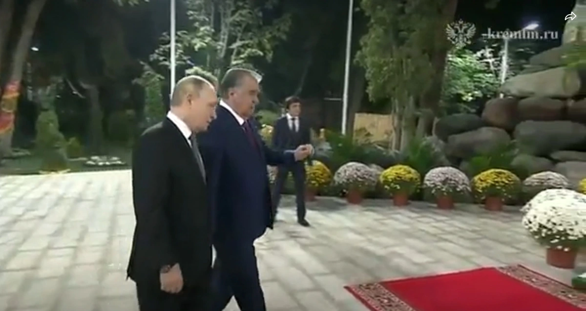 Tổng thống Liên bang Nga Vladimir Putin và Tổng thống Tajikistan Emomali Rahmon đi dạo trong Vườn Bách thảo Dushanbe.