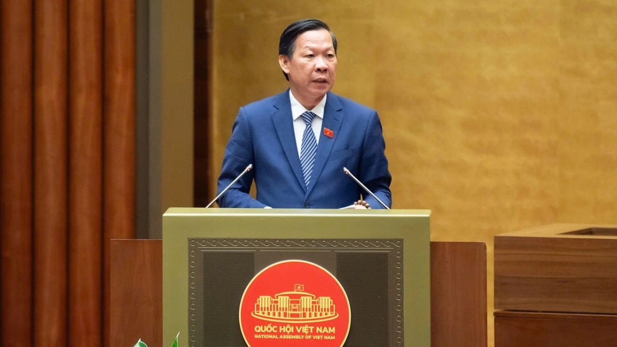 Chủ nhiệm Ủy ban Kinh tế và Tài chính Phan Văn Mãi trình bày Báo cáo thẩm tra kết quả thực hiện kế hoạch phát triển kinh tế - xã hội năm 2025 và 05 năm 2021-2025; dự kiến kế hoạch phát triển kinh tế - xã hội năm 2026.