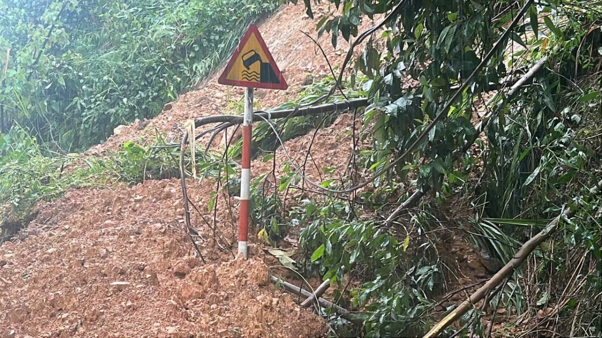 Quốc lộ 24C qua địa bàn tỉnh Quảng Ngãi bị sạt lở nghiêm trọng.