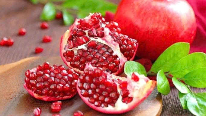 Lựu là một trong những loại quả có tác dụng giúp hạn chế tóc bạc sớm